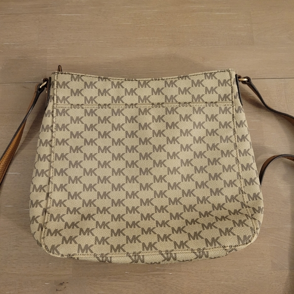 Michael Kors Jet Set Travel Large Messenger - Picture 3 of 15